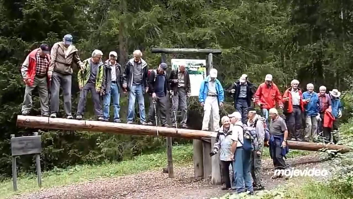 Banda důchodců  na výletě vlezla na obří houpačku. Když přišlo nevyhnutelné, padali jako švestky