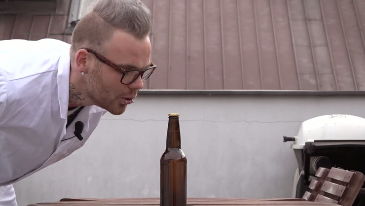 Jak to sakra udělal? Experimentátor otevřel pivo bez doteku rukou!