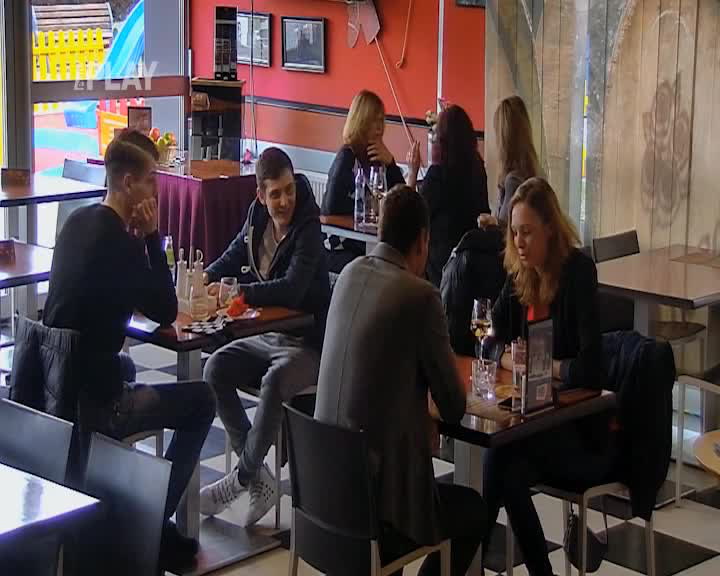 Romana Šebrleho natočili, jak si dává páku s neznámým týpkem v restauraci. Šlo o ženskou!