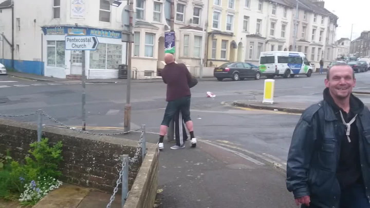 Tihle Slováci baví celý svět. Podívejte se, jak se snažili poprat s dopravní značkou mezi sebou!