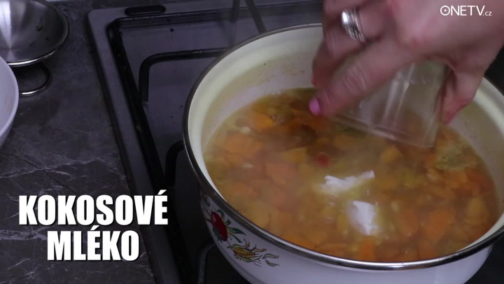Dýňovou polévku s mandlemi zvládne každý a je hotová za chviličku!