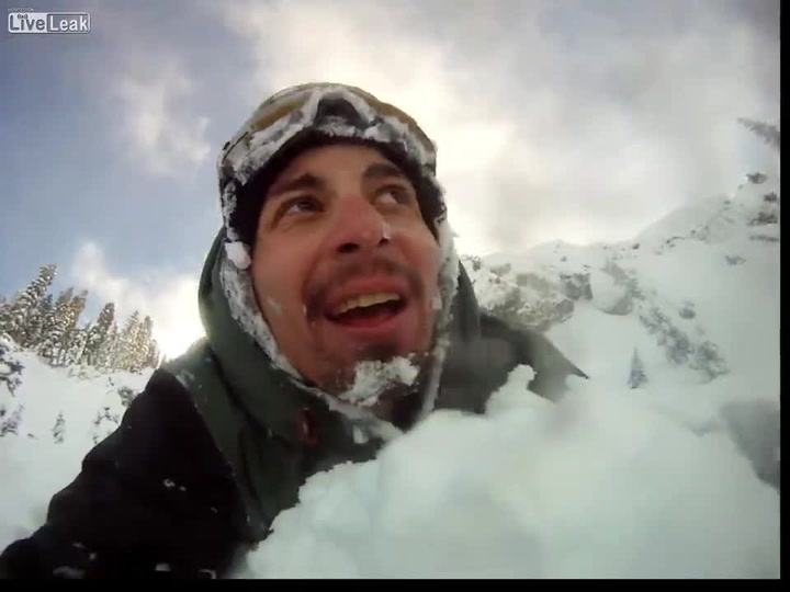 Snowboardistu smetla lavina, vše si natočil na video, ze kterého dostanete husí kůži
