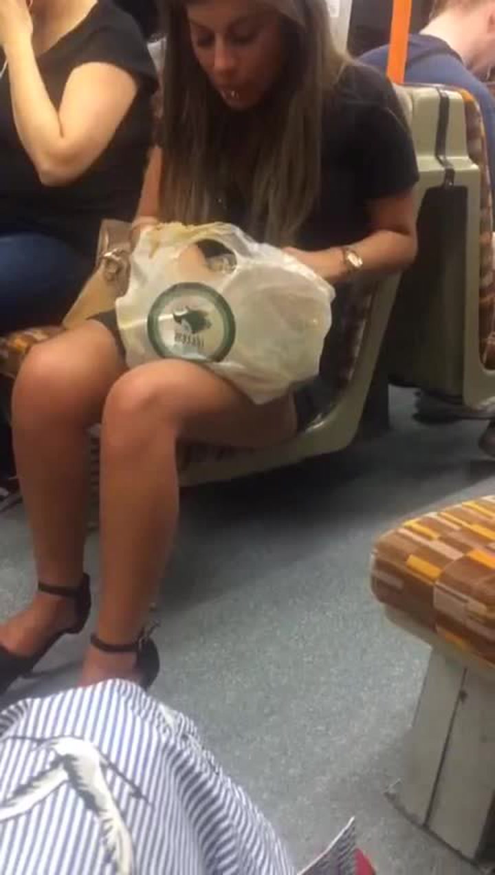 Tak tohle je strop! Na mol opilá holka svačící v metru dobyla internet!