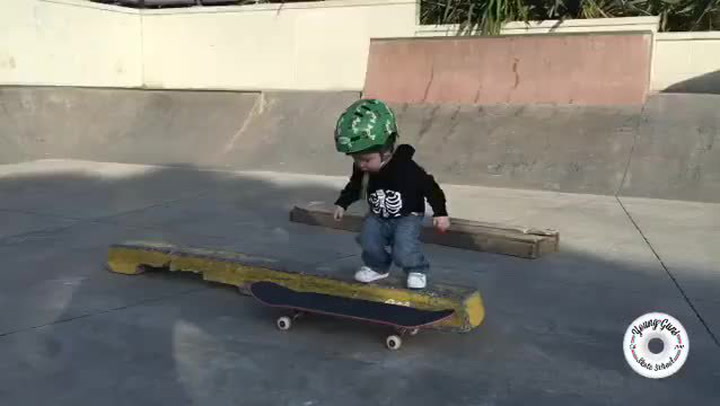 Ani ne dvouletý klučina jako by se na skejtu narodil! Neuvěříte, jak válí ve skateparku!