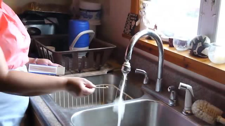 Tahle žena přiložila sirku k tekoucímu kohoutku a vyšlehl plamen! Jak je to možné?