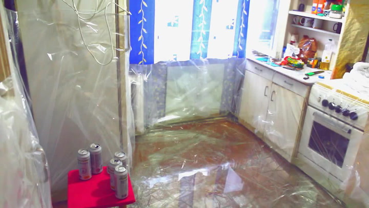 Tohle je snad možné jen v Rusku! Dva blázni si vyrobili bazén ve vlastní kuchyni