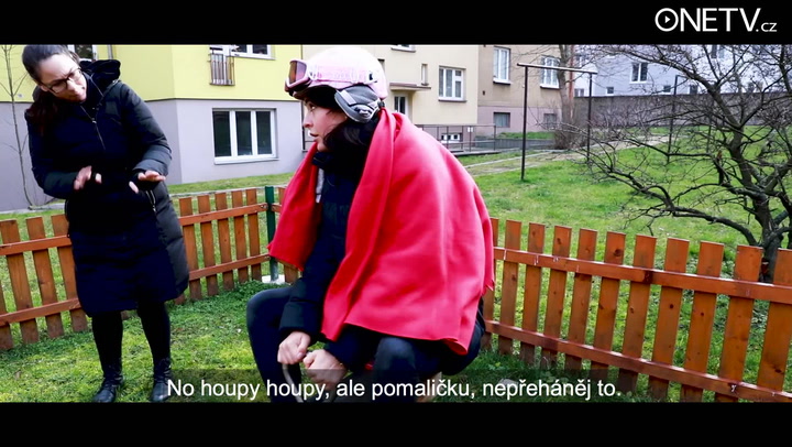 Jak to chodí na dětském hřišti s nezkušenými maminkami? Tyhle scény vás dostanou na kolena