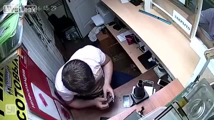 Z iPhonu byl ve vteřině plamenomet. Opraváře to málem stálo život!