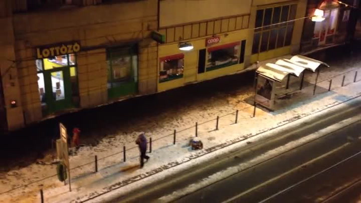 Nikdo nevyjádřil životní bezmoc tak dokonale, jako tenhle člověk, kterému tramvaj ujela před nosem