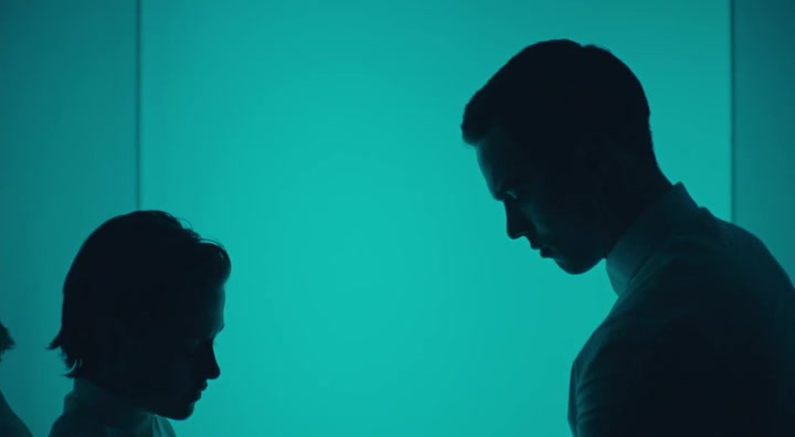 Krásná Kristen Stewart v novém sci-fi utíká z děsivého sterilního světa budoucnosti!