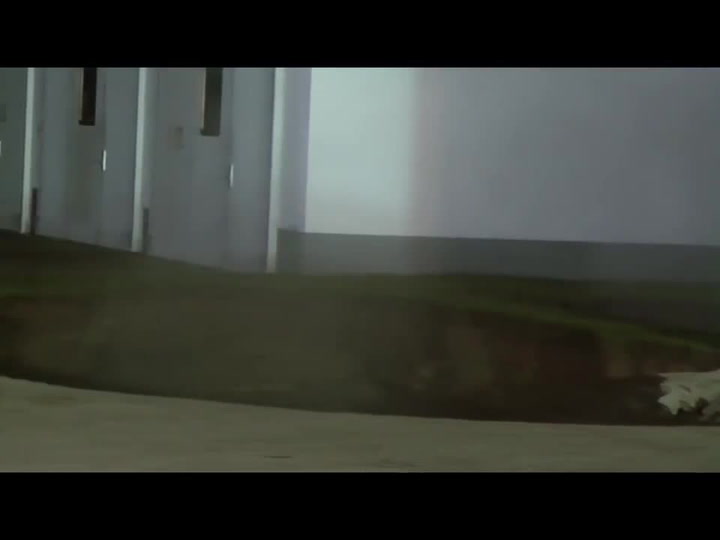 V Německu se otevřel padesát metrů hluboký kráter, spolkl polovinu domu!