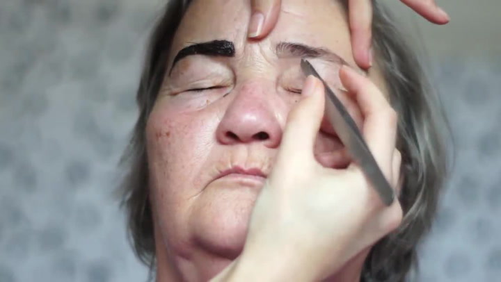 Česká maskérka vzala pod štětec vlastní babičku! Tohle je nejmilejší video za hodně dlouho