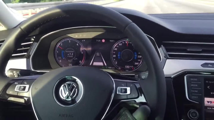 Šílenství! Tenhle Polák se rozhodl vyzkoušet automatické řízení auta. Problém je, že žádné neměl