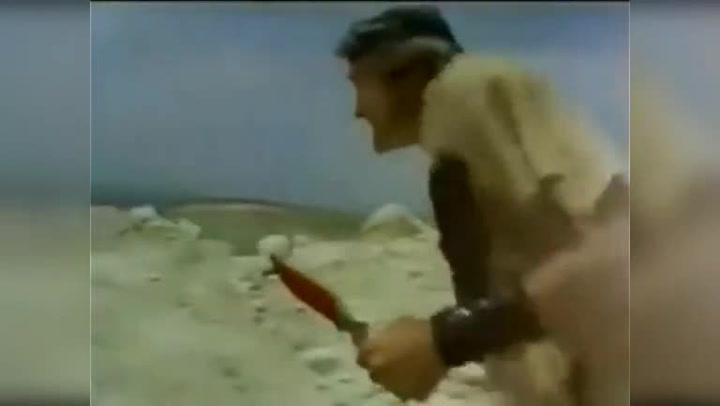 Turecký Chuck Norris dokáže neuvěřitelné věci. U nejlepších scén s ním se nepřestanete smát