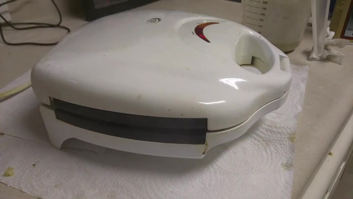 Pobavit se dá i u obyčejného vaflovače. Nevěříte? Pusťte si video