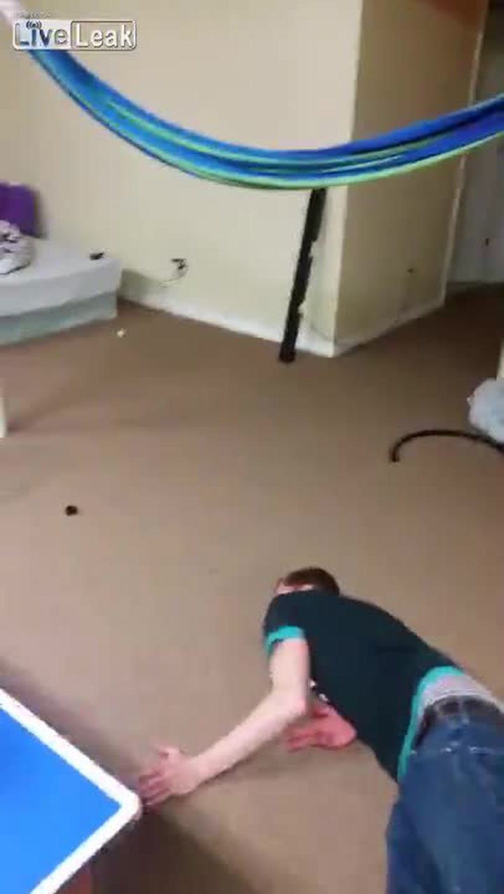 Tenhle kluk byl přesvědčený, že ho nic nerozhodí. Tak požádal kamaráda, aby mu dal pěstí