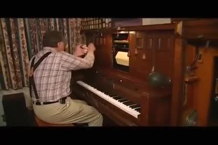 Energický děda hraje na nejpodivnější a nejvtipnější nástroj, který jste kdy slyšeli!