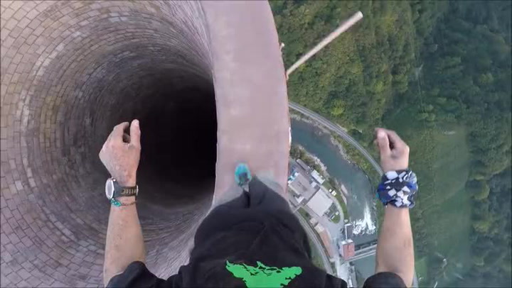 Šílenec vylezl i se svojí holkou na nejvyšší komín v Evropě. Trpíte-li závratěmi, rozhodně neklikejte!