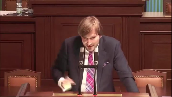 Ministr zdravotnictví Adam Vojtěch: Roušek máme dost a nejsou potřeba, tvrdil v lednu
