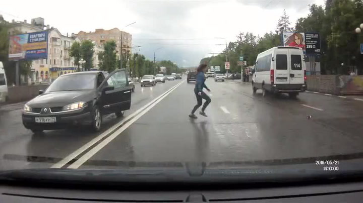 Až uvidíte, proč tahle žena vystoupila a skočila mezi jedoucí auta, okamžitě pochopíte