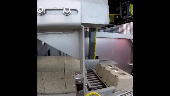 Sebere tenhle stroj práci všem zedníkům? Stavba zdi mu jde neuvěřitelně od ruky!