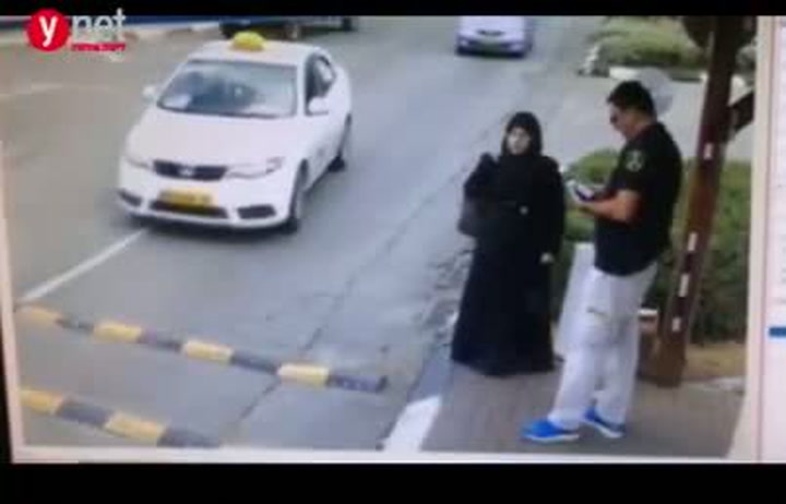 Tohle je hnusný terorismus! Palestinka vytáhla nůž a začala bodat!