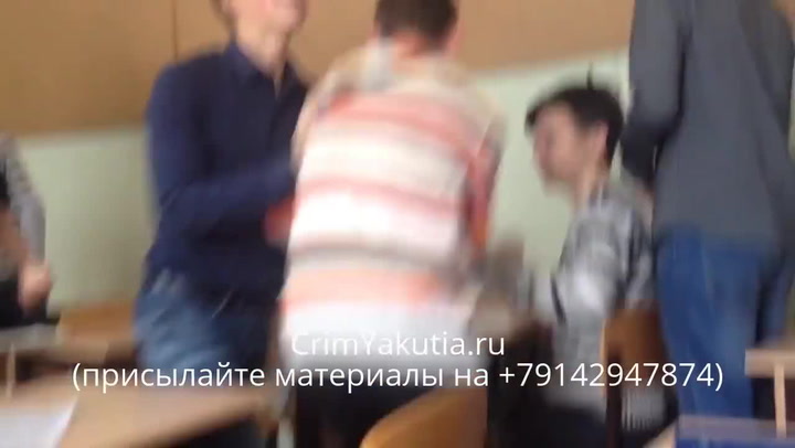 Neskutečná scéna ve škole. Grázl napadl učitele, reakce spolužáků vás dostane!