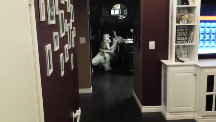 Tatínek snů! Svému synovi vyrobil kostým na karneval,který mu záviděl úplně každý!