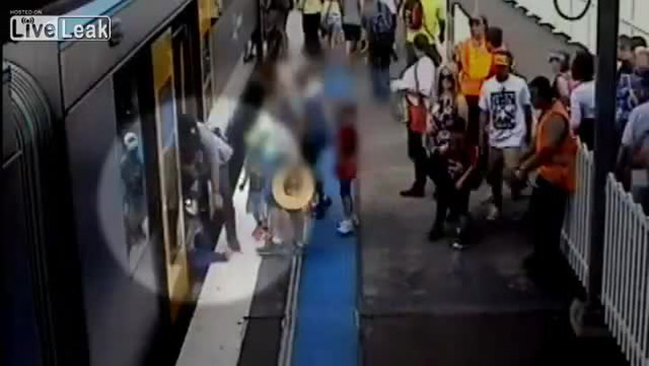 Horor na vlakovém nástupišti. Dítě propadlo na koleje přímo před očima své mámy!