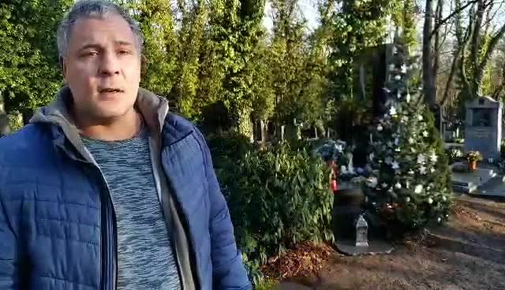 Hrob Karla Gotta byl dokončen: První fanoušci přišli vzdát Mistrovi hold