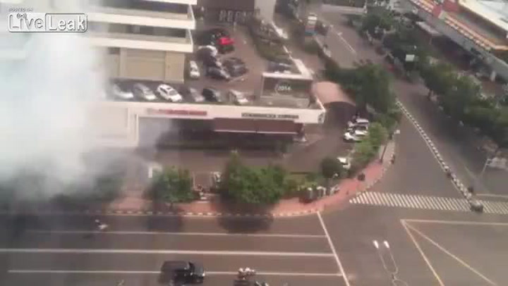 Masakr v Jakartě! Teroristé odpálili bomby, v ulicích zůstalo několik mrtvých