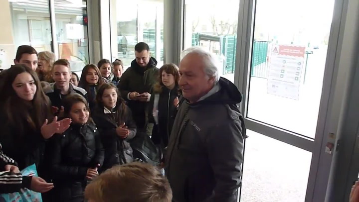 Po 38 letech skončil ve škole oblíbený tělocvikář. Děti ze školy ho takhle dojaly k slzám!
