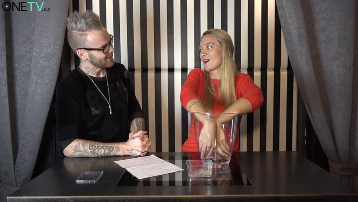 Nechutný rozhovor: Krásnou herečku moderátor zasypal šváby, tohle musíte vidět!
