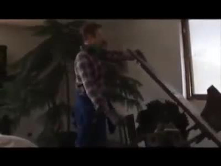 Legendární video: Pijí vám krev vaši sousedé? Po zhlédnutí tohoto skeče jim budete líbat ruce!