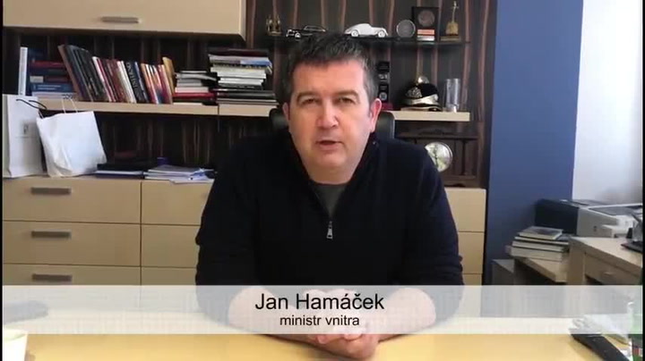 Jan Hamáček prosí občany o nošení roušek: Každá ochrana je lepší než žádná, říká