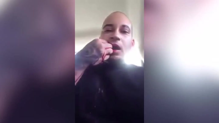 Prý to prostě musel zkusit. Tenhle týpek si v přímém přenosu prostřelil ústa pistolí