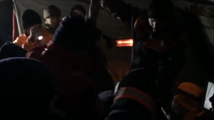Pejsek byl po týdnu hluboko pod zemí skoro bez šance na přežití. Naštěstí přišel zvrat!