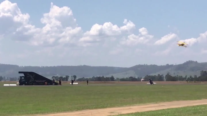 Letadlo letí, motorka jede! Diváci na letecké show byli svědky adrenalinového kousku