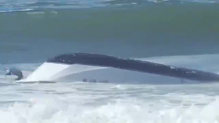 V obřích vlnách se převrhl člun s dětmi, obětaví surfaři jim zachránili život!