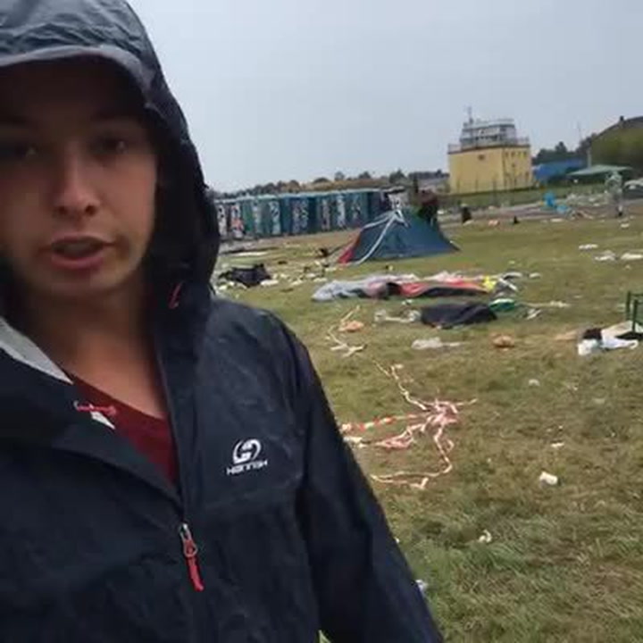 Pohled na louku po Hip Hop Kempu vás šokuje. Takhle se snad nechovají ani zvířata…