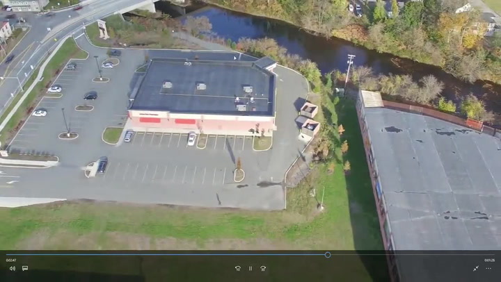Muži se nezdálo manželčino chování. Sledoval její auto dronem, neuvěříte, co natočil!