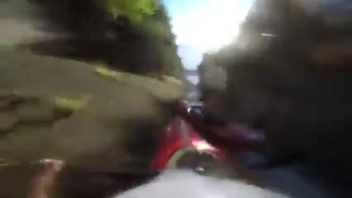 Tenhle blázen nemůže mít zdravý rozum! Řítí se na kajaku odpadní stokou
