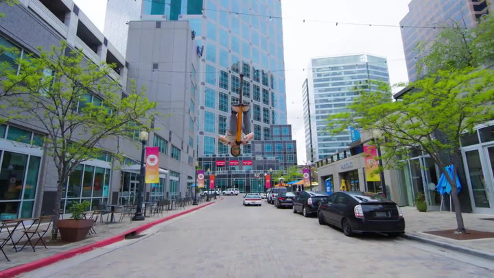 Tihle kluci dokážou na skákacích tyčích neskutečné věci! Tohle video je pastva pro oči