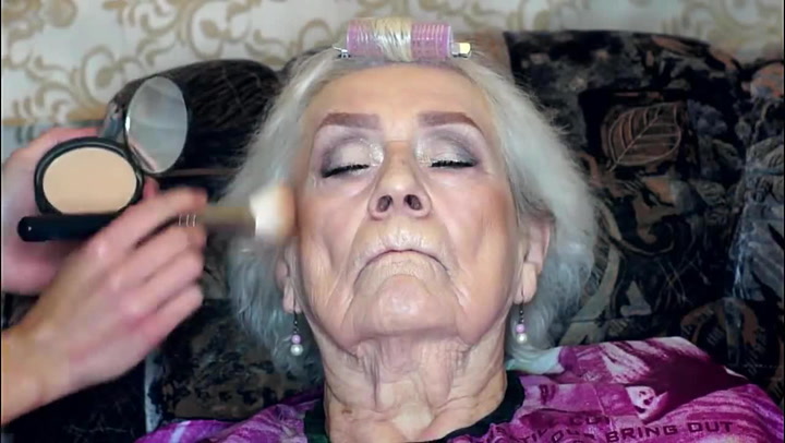 Česká vizážistka si vzala do parády přítelovu babičku. Takhle dopadla její úžasná proměna!