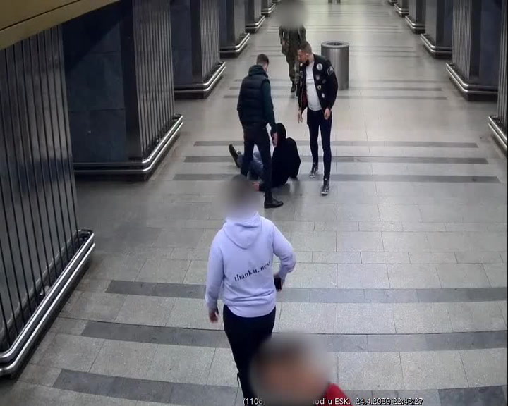 Útočníci napadli v metru muže. Policie žádá veřejnost o pomoc