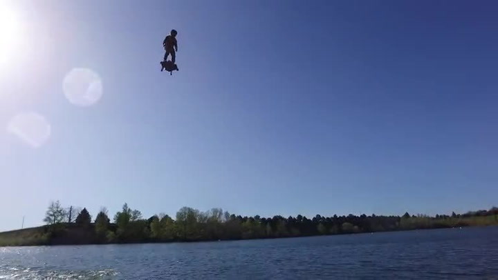 Budoucnost je tady! Podívejte se na fungující flyboard, který nepotřebuje žádné dráty!