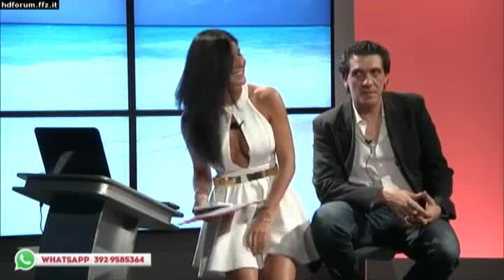 Takové šaty do televize? Sexy moderátorka mluvila o Ronaldovi, všichni se ale dívali úplně jinam