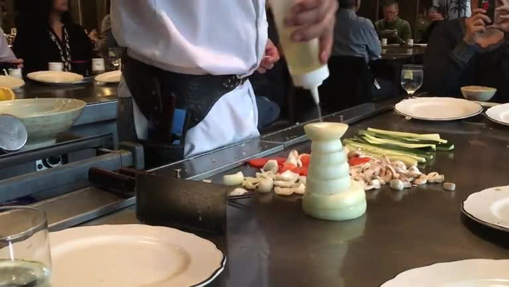 Zákazníci v japonské restauraci zažili neuvěřitelnou show. Takhle vypadá sopka z cibule!