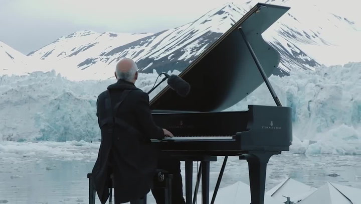 Smutné video: Pianista hraje na ledové kře píseň pro pomalu umírající Arktidu