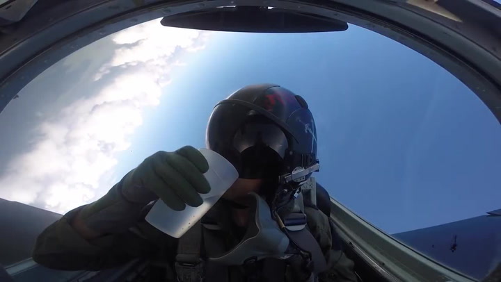 Tenhle pilot zkouší to, co zajímalo každého malého kluka! Můžete si ve stíhačce vzhůru nohama nalít vodu?